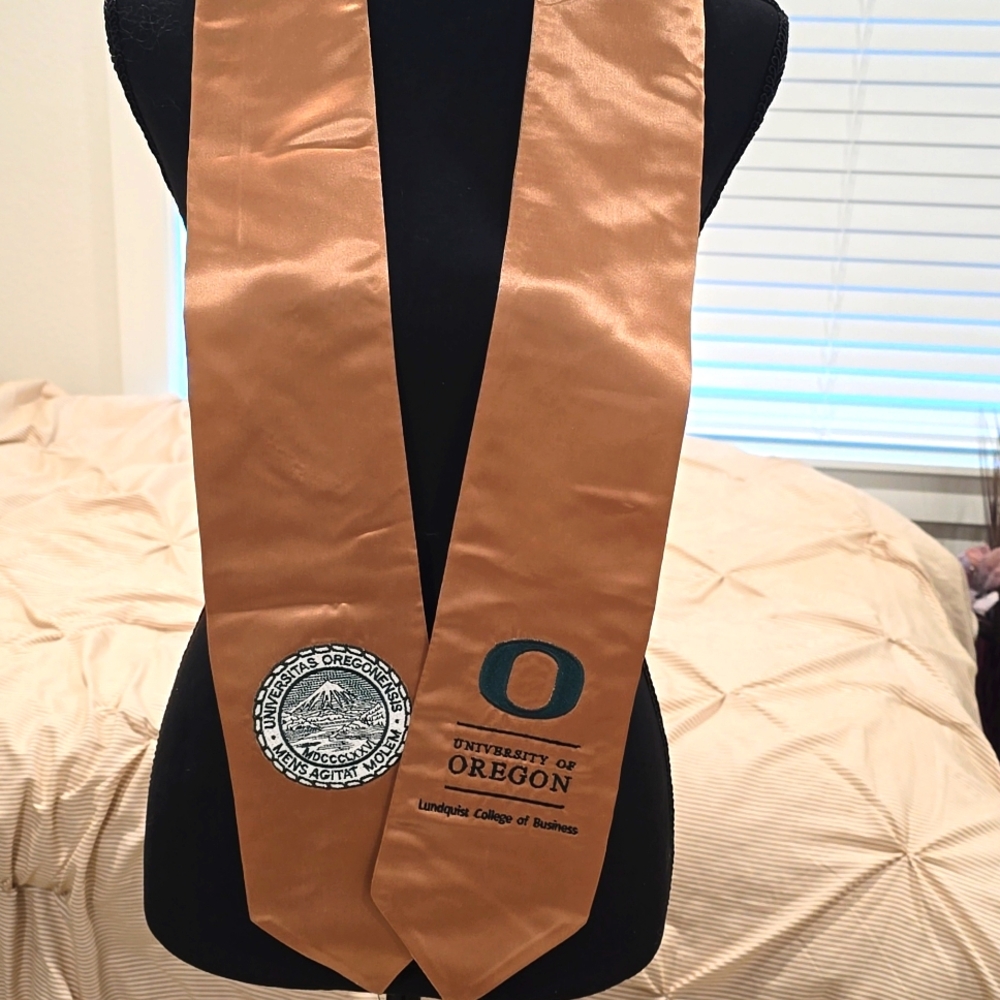 UNIVERSITY OF OREGON STOLE
